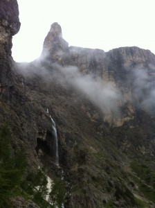 Der Pisciadu-Wasserfall in der Sella